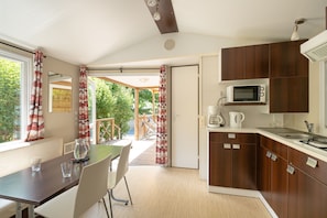 Classic Mobile Home, 2 Bedrooms (Famille 4m) | Living area | TV, ping pong - Camping Parc des Monges (Auribeau-sur-Siagne)