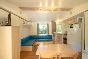 Comfort Mobile Home, 3 Bedrooms, Terrace (Laurier) | Living area | TV, ping pong - Camping Parc des Monges (Auribeau-sur-Siagne)