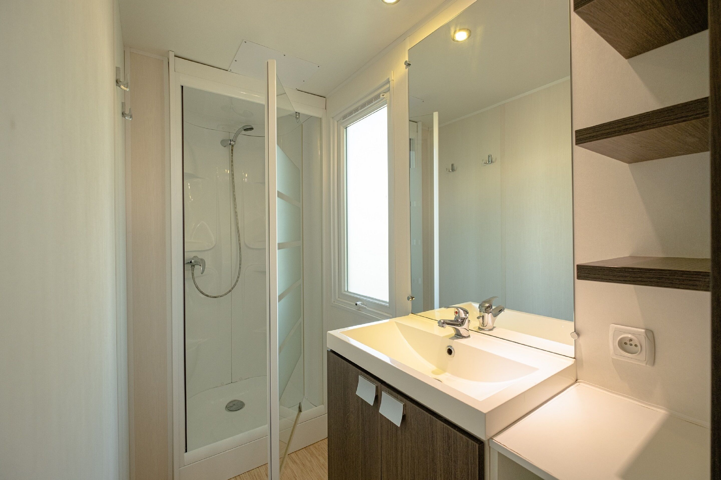 Family Mobile Home, 2 Bedrooms (famille 3m) | Bilik Mandi | Pancuran mandi, tuala disediakan 