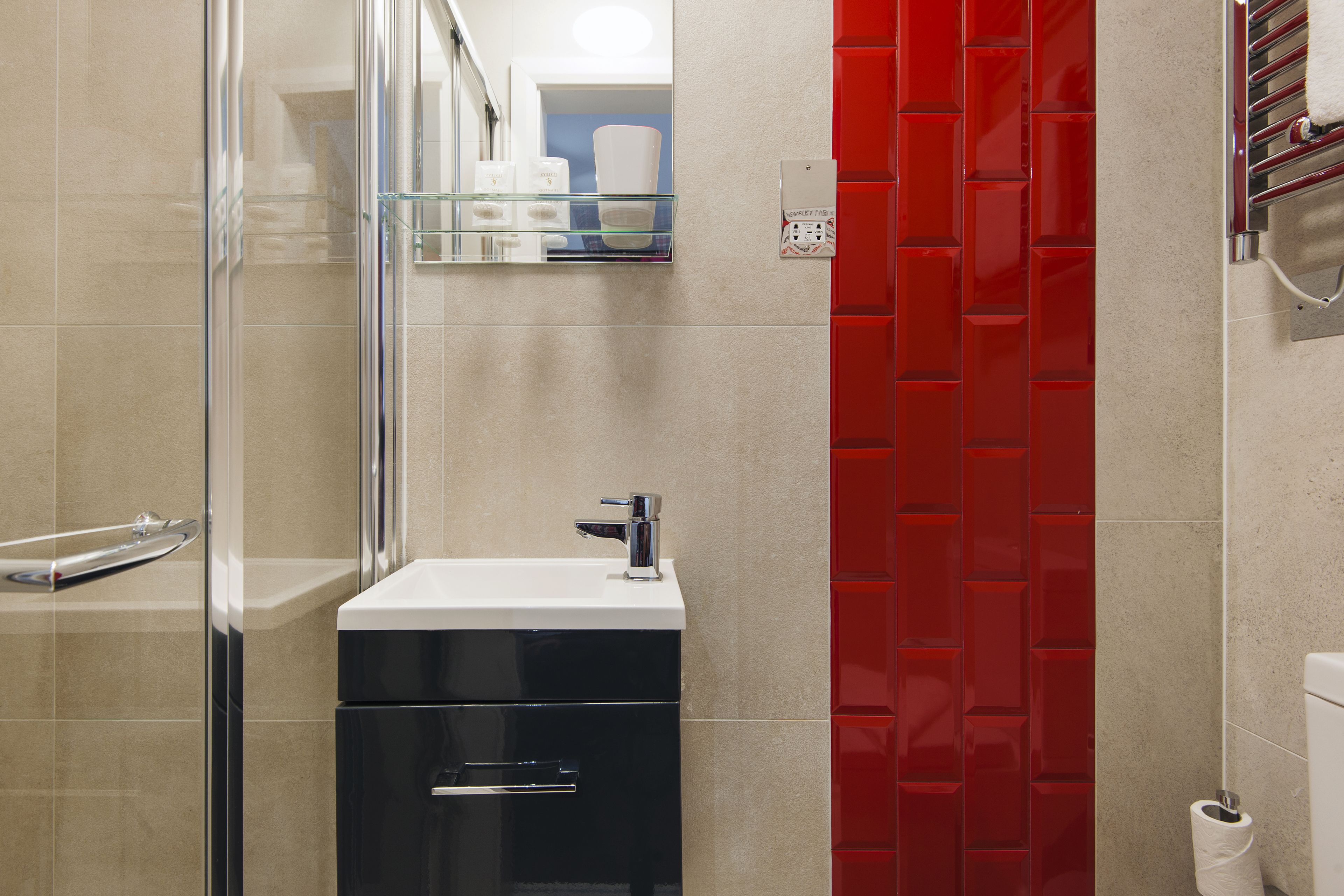 deluxe triple room, multiple beds | bathroom | free toiletries, towels