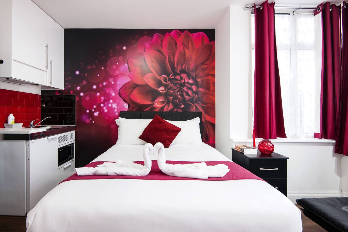 deluxe triple room, multiple beds | iron/ironing board, free wifi, bed sheets