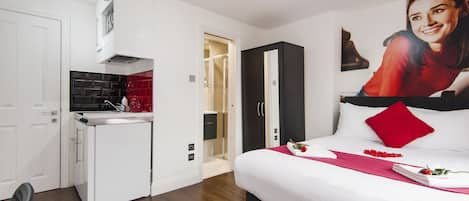 Deluxe Double Room, 1 Double Bed | 1 bedroom, iron/ironing board, free WiFi, bed sheets