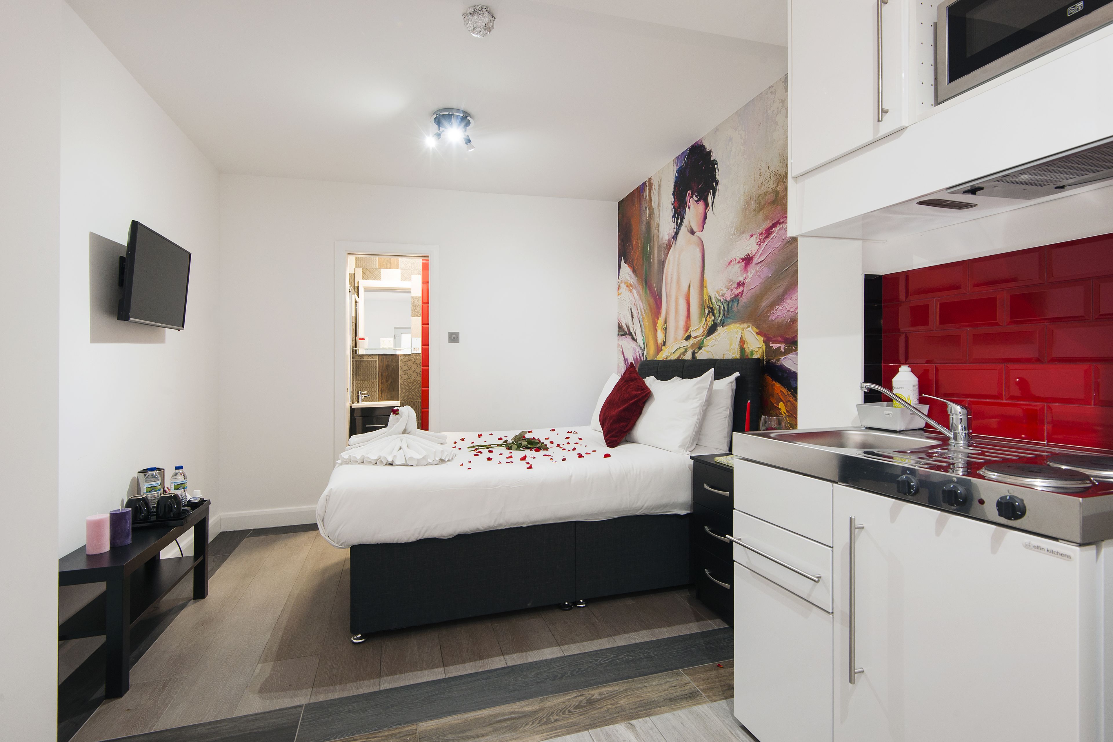 deluxe double room, 1 double bed | iron/ironing board, free wifi, bed sheets