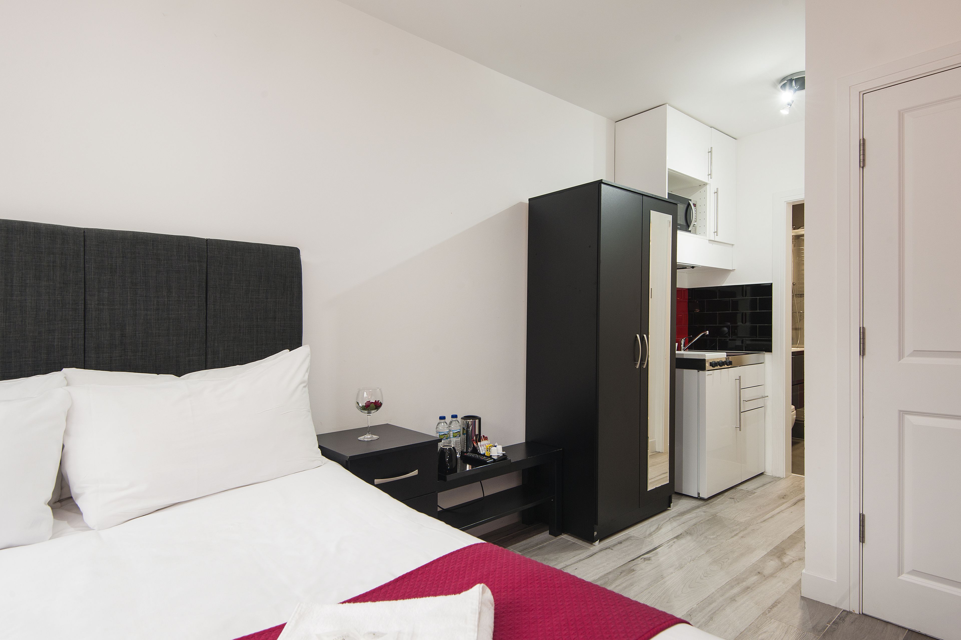 deluxe double room, 1 double bed | iron/ironing board, free wifi, bed sheets