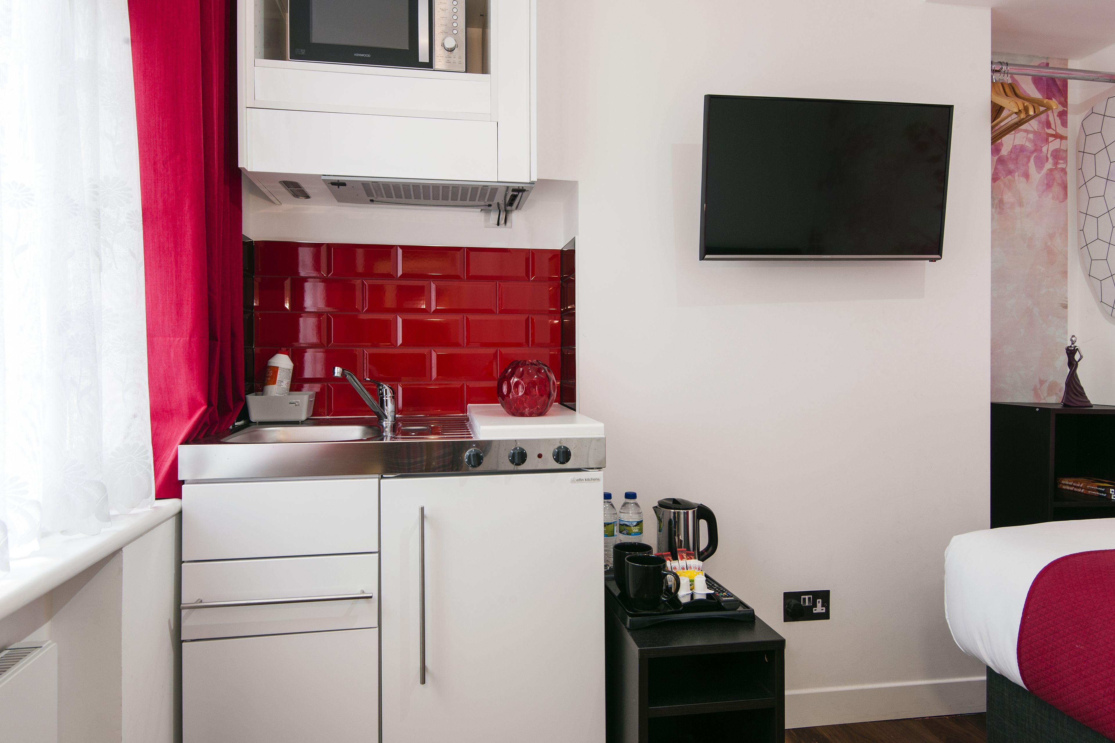 deluxe single room, 1 double bed | iron/ironing board, free wifi, bed sheets