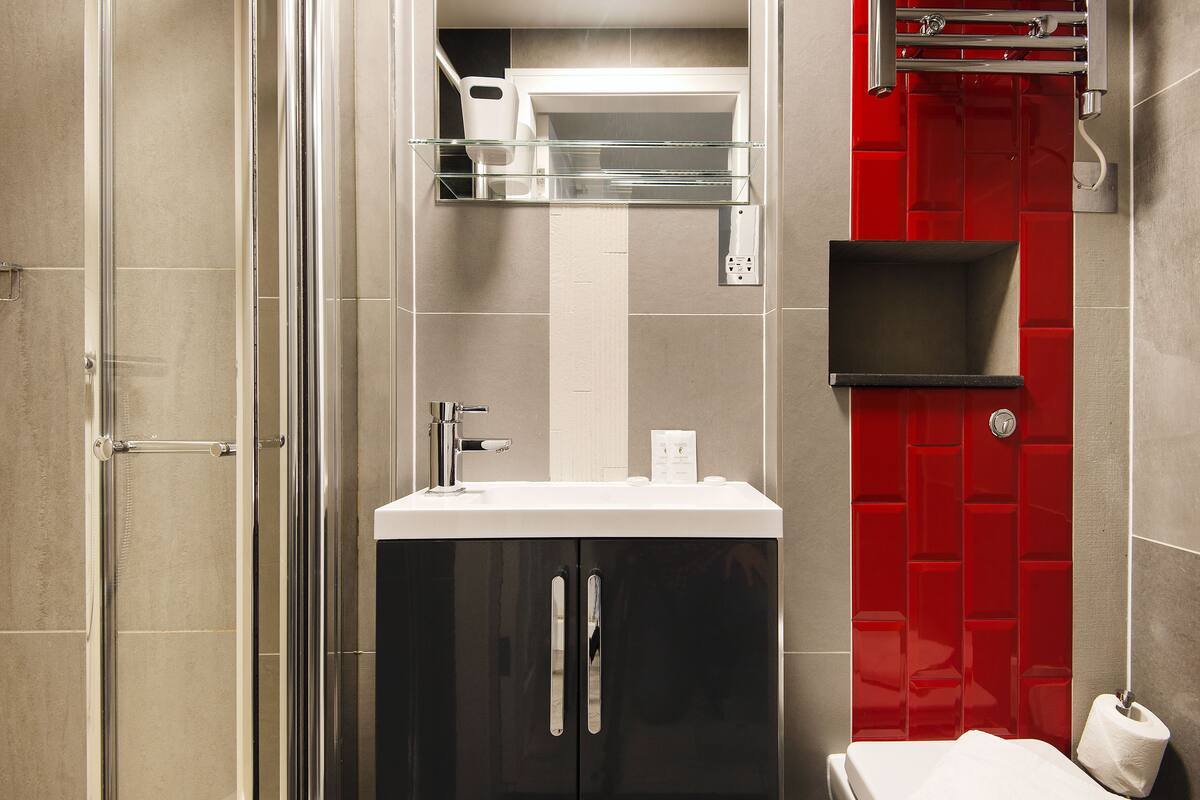 deluxe single room, 1 double bed | bathroom | free toiletries, towels