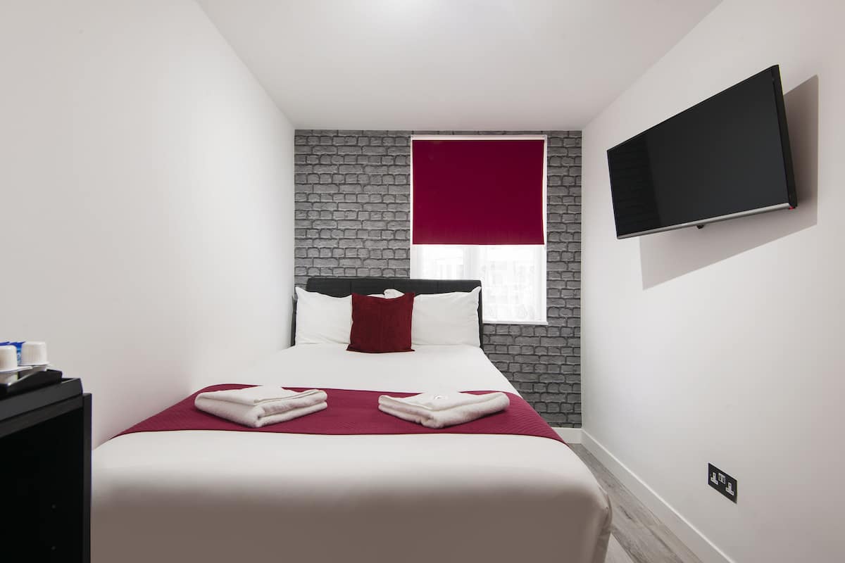 Singola Deluxe, 1 letto matrimoniale | 1 camera, ferro/asse da stiro, Wi-Fi gratuito, lenzuola