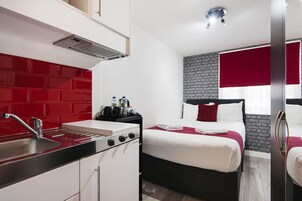 Quarto solteiro luxo, 1 cama de casal | 1 quarto, ferros/tábuas de passar roupa, Wi-Fi de cortesia