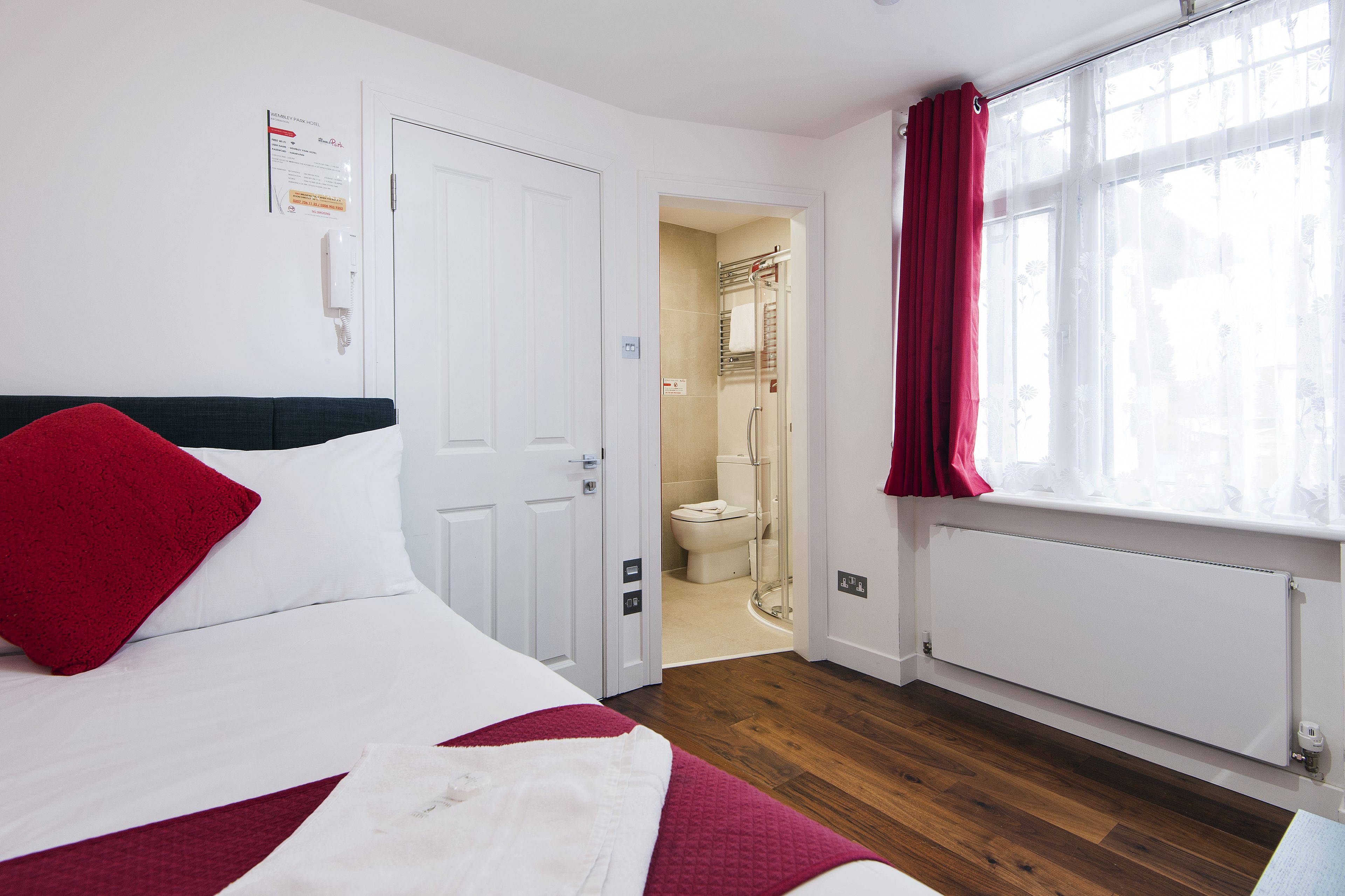 deluxe single room, 1 double bed | iron/ironing board, free wifi, bed sheets