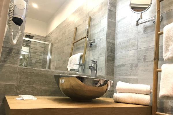 Quarto casal de uso individual | Banheiro | Chuveiro, secador de cabelo, roupões de banho, chinelos