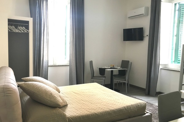 Bar mini, peti besi dalam bilik, meja, ruang kerja komputer riba