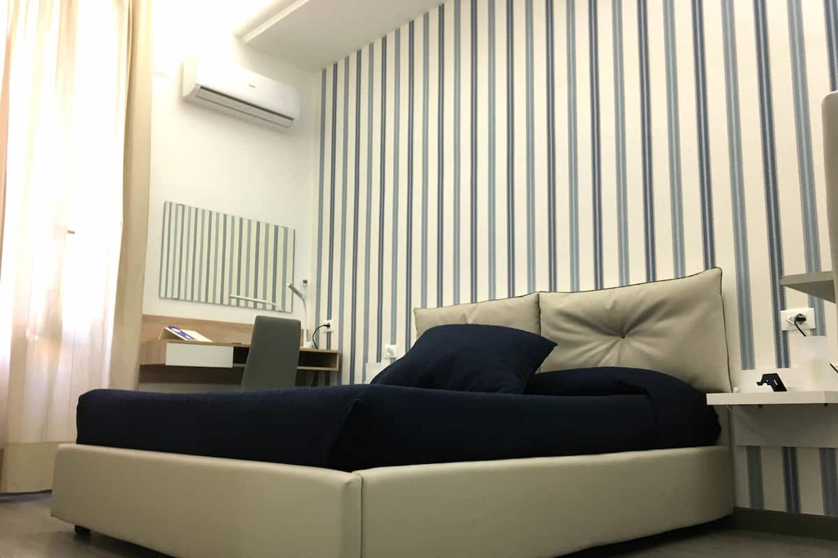 Minibar, caja de seguridad en la habitación y escritorio