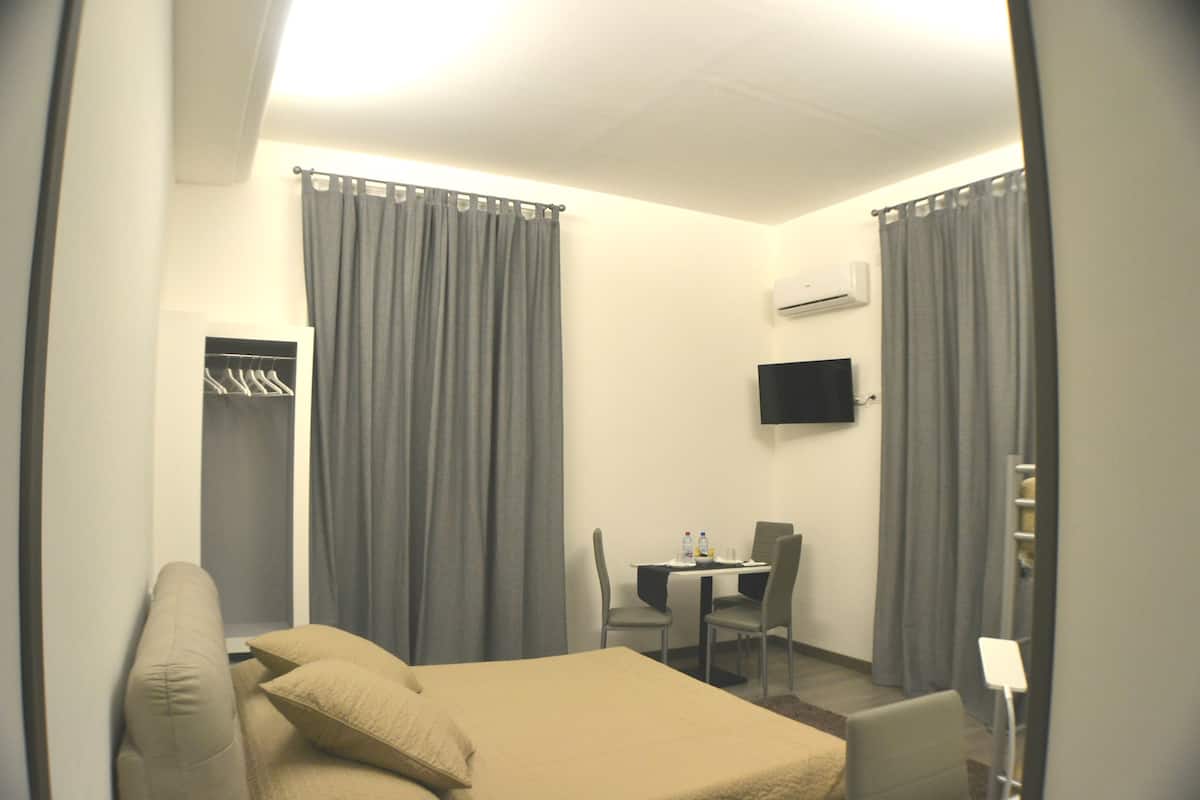Quadruple Room | Minibar, in-room safe, desk, laptop workspace