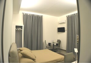 Quadruple Room | Minibar, in-room safe, desk, laptop workspace