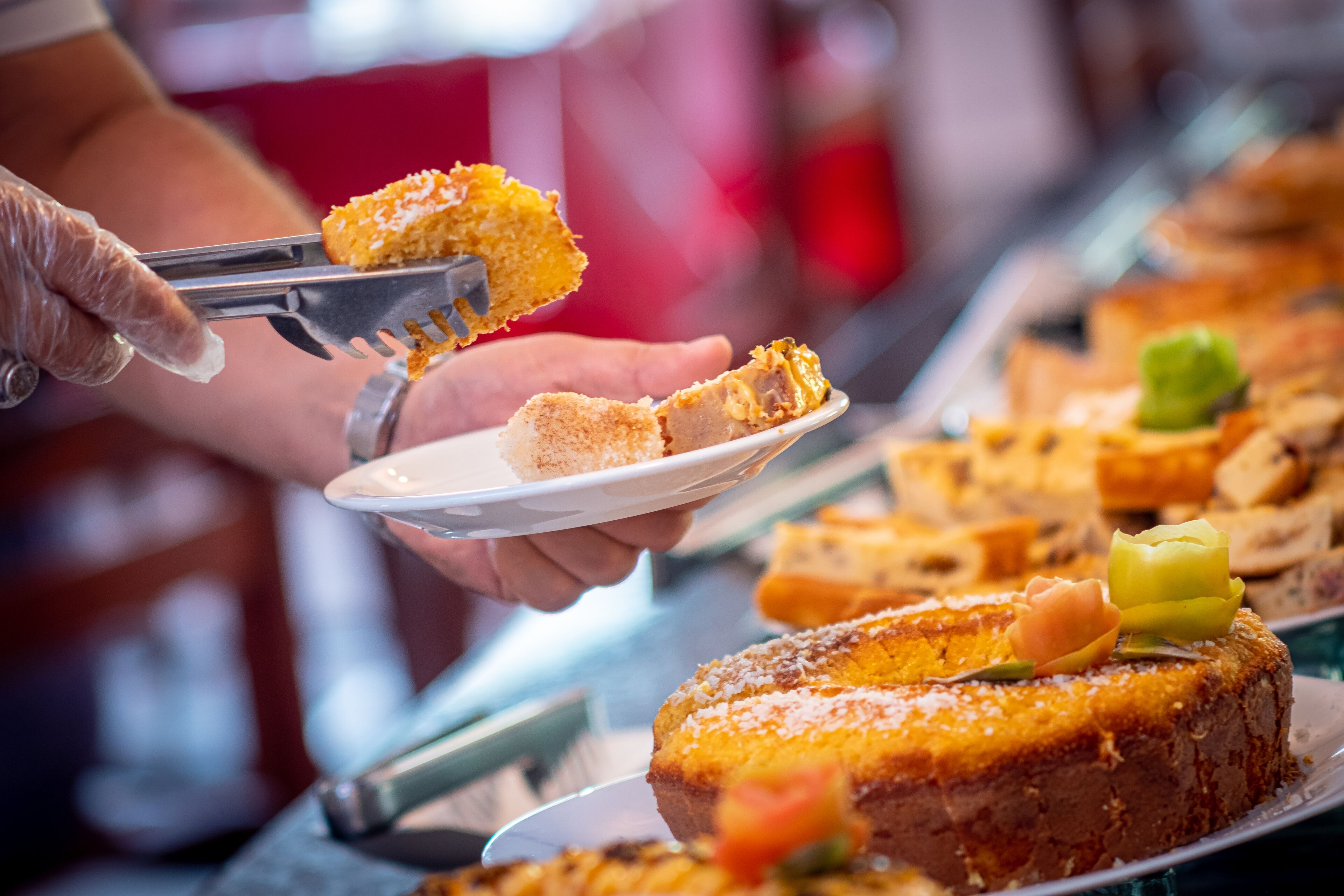 Une personne qui sert des plats provenant d’un buffet.