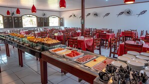 Una barra de buffet con diferentes alimentos y utensilios.