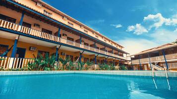 2 albercas al aire libre