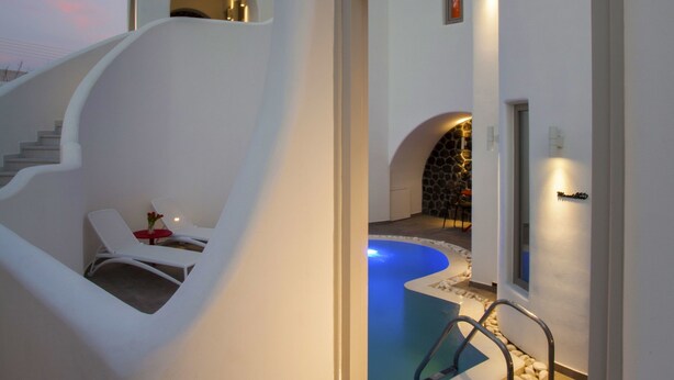 Un bâtiment moderne doté d’une piscine, d’un escalier et d’un espace de détente.