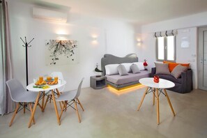 Honeymoon Suite, Jetted Tub, Pool View