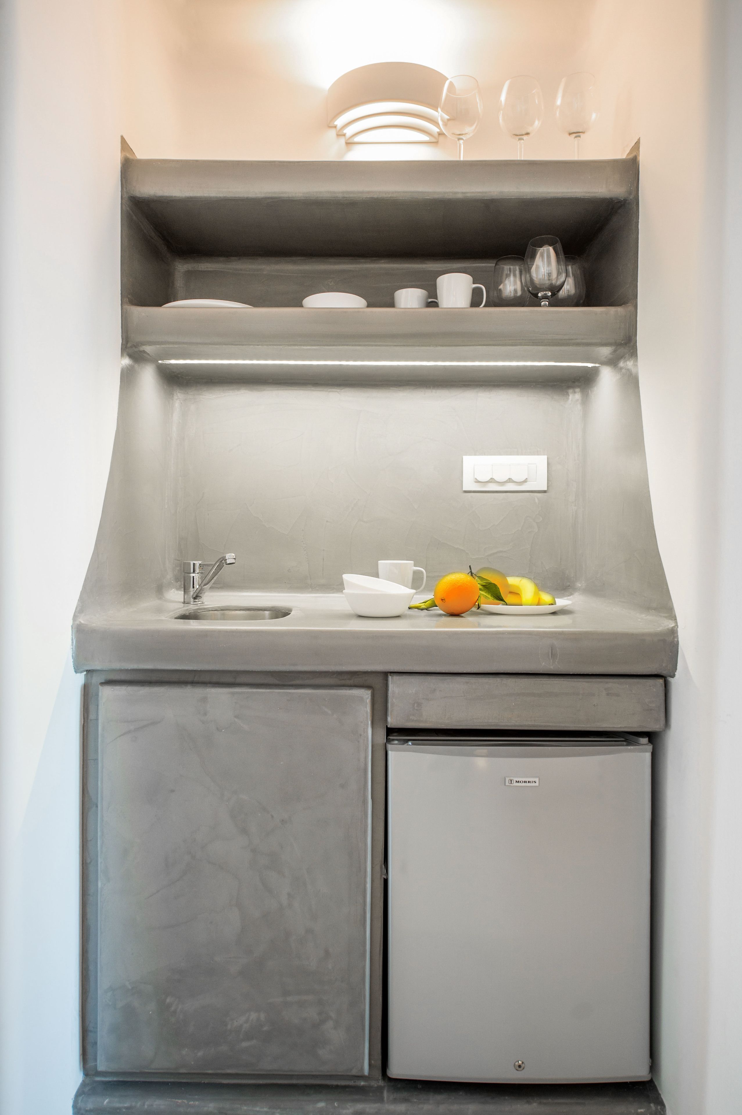 honeymoon suite, jetted tub, pool view | room amenity