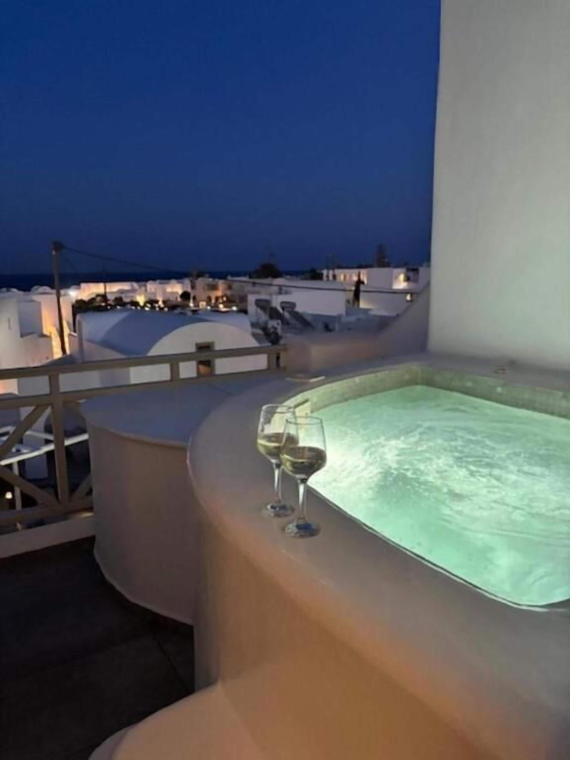 Suite de luna de miel, bañera de hidromasaje, vistas a la piscina | Ropa de cama de alta calidad, minibar, caja fuerte