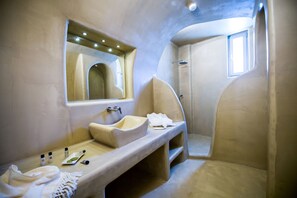 Apartamento, 2 habitaciones, piscina privada (Extra Private Jetted Tub, Perivolos) | Baño | Ducha y cabezal de ducha tipo lluvia
