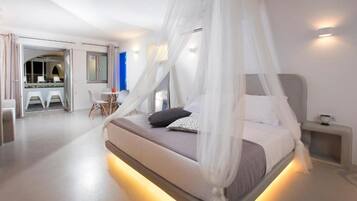 Suíte júnior, piscina particular (Monolithos) | Roupas de cama premium, frigobar, cofres nos quartos