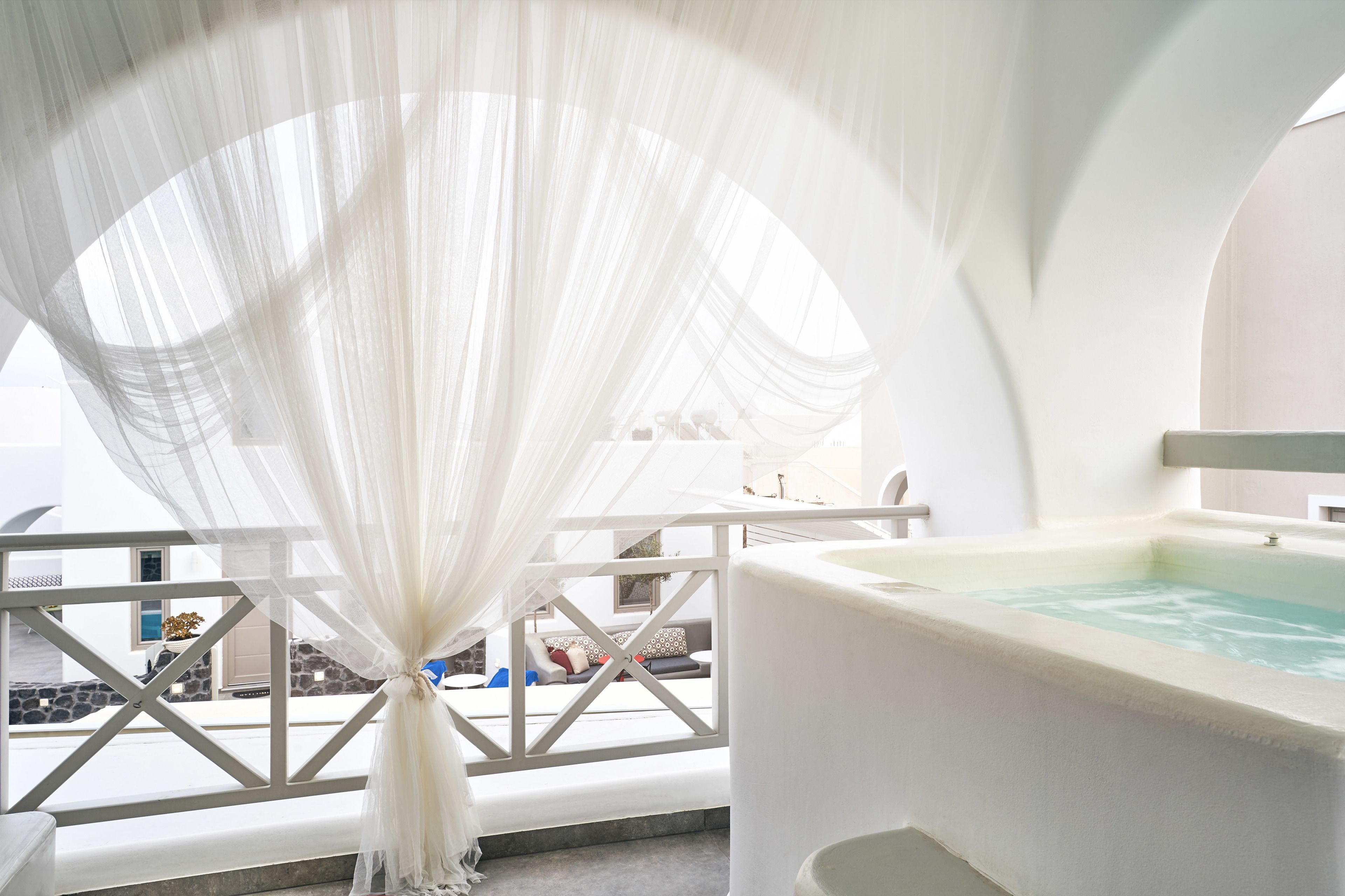 honeymoon suite, jetted tub, pool view | balcony