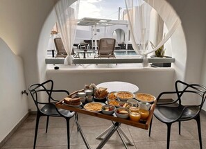 Junior suite, privézwembad (Monolithos) | Dineren op de kamer