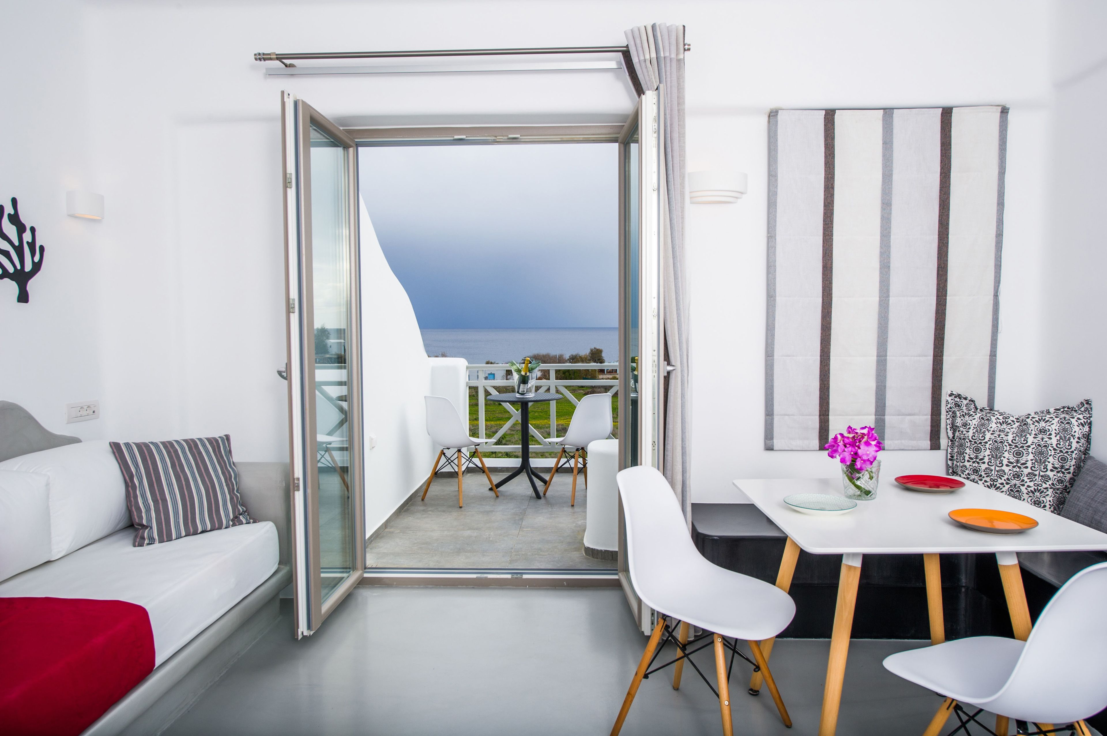 honeymoon suite, jetted tub, pool view | living area | 28-inch lcd tv with satellite channels, tv