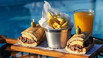 Serviço de café da manhã, almoço, jantar; vistas para a piscina