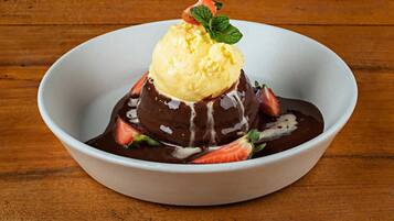 Serviço de café da manhã, almoço, jantar; vistas para a piscina