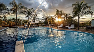 Piscina externa, espreguiçadeiras