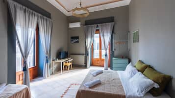 Dreibettzimmer | Hochwertige Bettwaren, Schreibtisch, kostenloses WLAN, Bettwäsche
