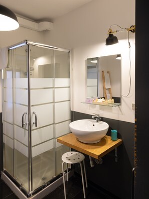 Double Room | Bathroom | Shower, rainfall showerhead, free toiletries, hair dryer - Terrazza Santa Chiara (Catania)