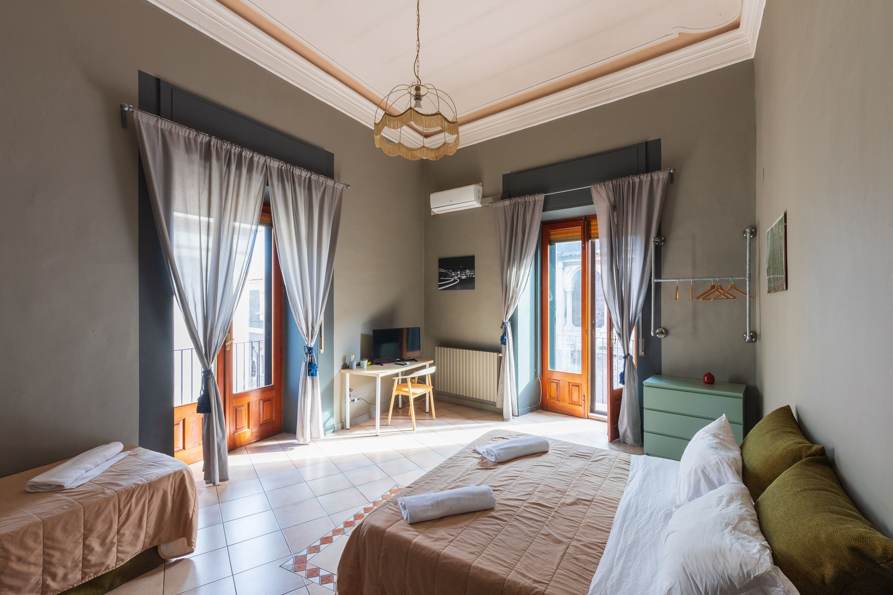 Dreibettzimmer | Hochwertige Bettwaren, Schreibtisch, kostenloses WLAN, Bettwäsche