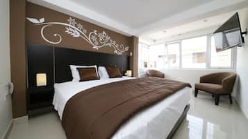 Chambre Double Supérieure, 1 très grand lit, réfrigérateur | Coffres-forts dans les chambres, bureau, fer et planche à repasser