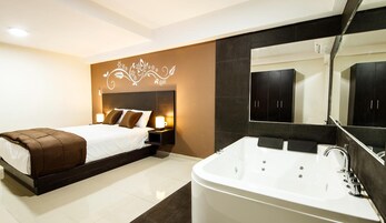 In-room safe, desk, iron/ironing board, free WiFi