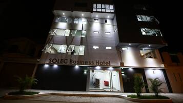 Vista frontal de la propiedad