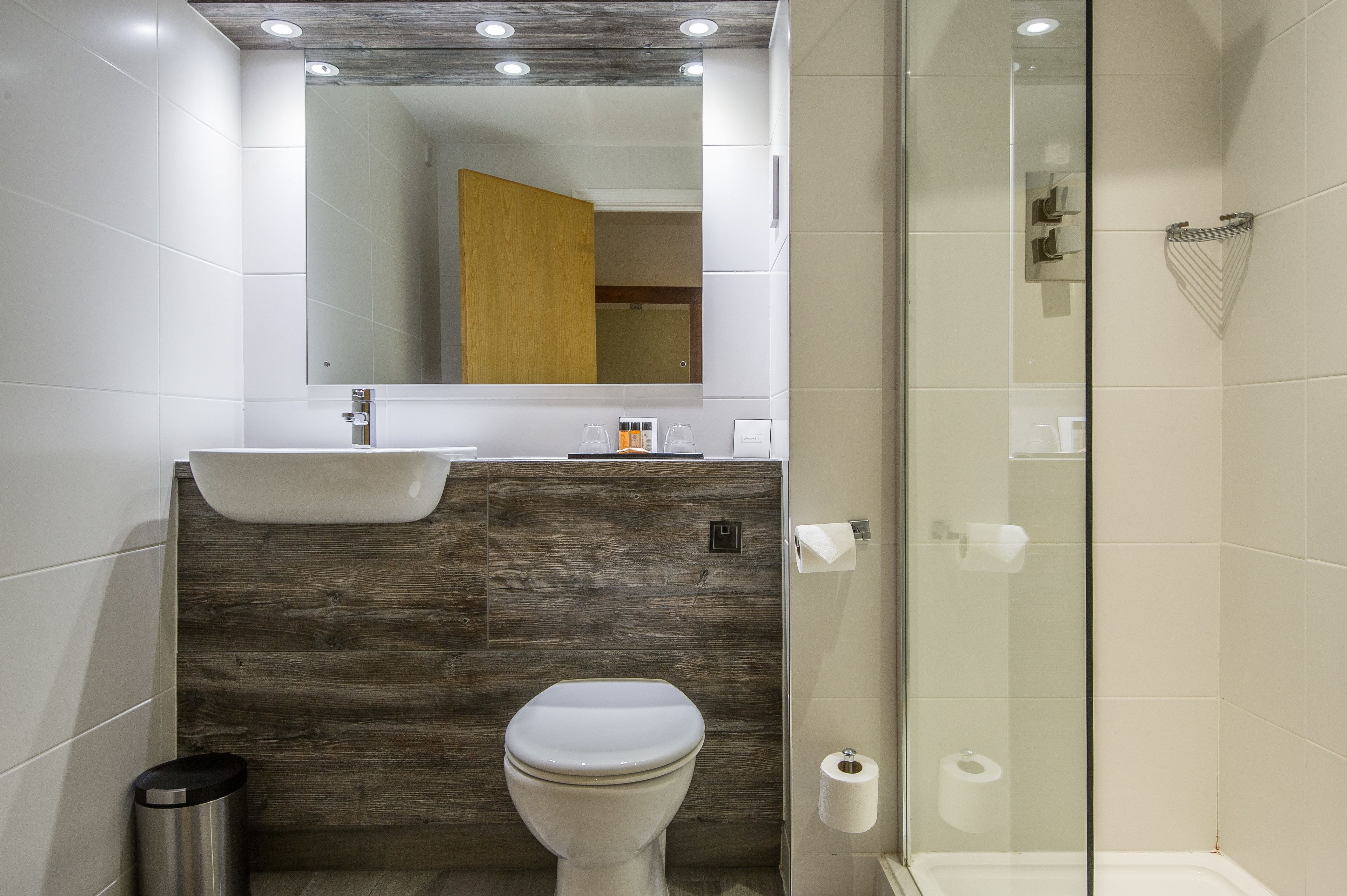 standard double room | bathroom | shower, free toiletries, towels