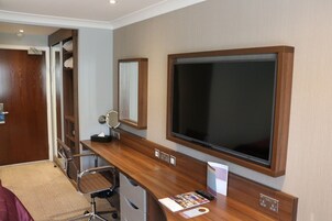 Quarto casal luxo | Cofres nos quartos, escrivaninha, espaço de trabalho para notebook