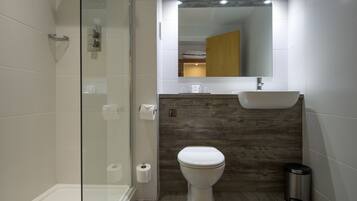 Shower, free toiletries, towels