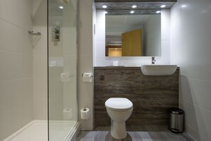 Douche, articles de toilette gratuits, serviettes fournies