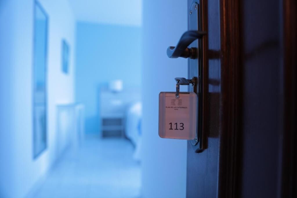 Una puerta con un cartel de número de habitación que indica 113.