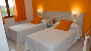 Een bureau, verduisterende gordijnen, gratis wifi