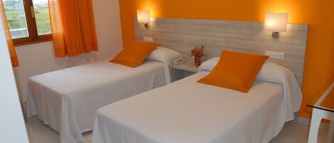 Schreibtisch, Verdunkelungsvorhänge, kostenloses WLAN