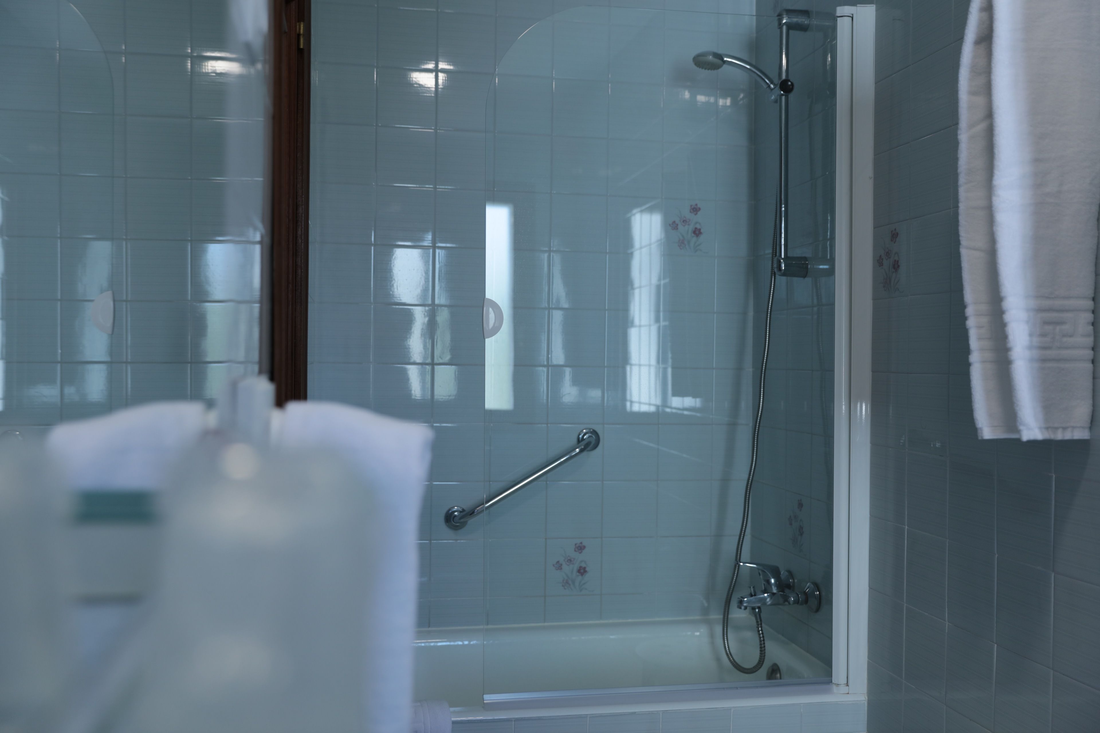 quadruple room | bathroom | combined shower/bathtub, free toiletries, hair dryer, towels