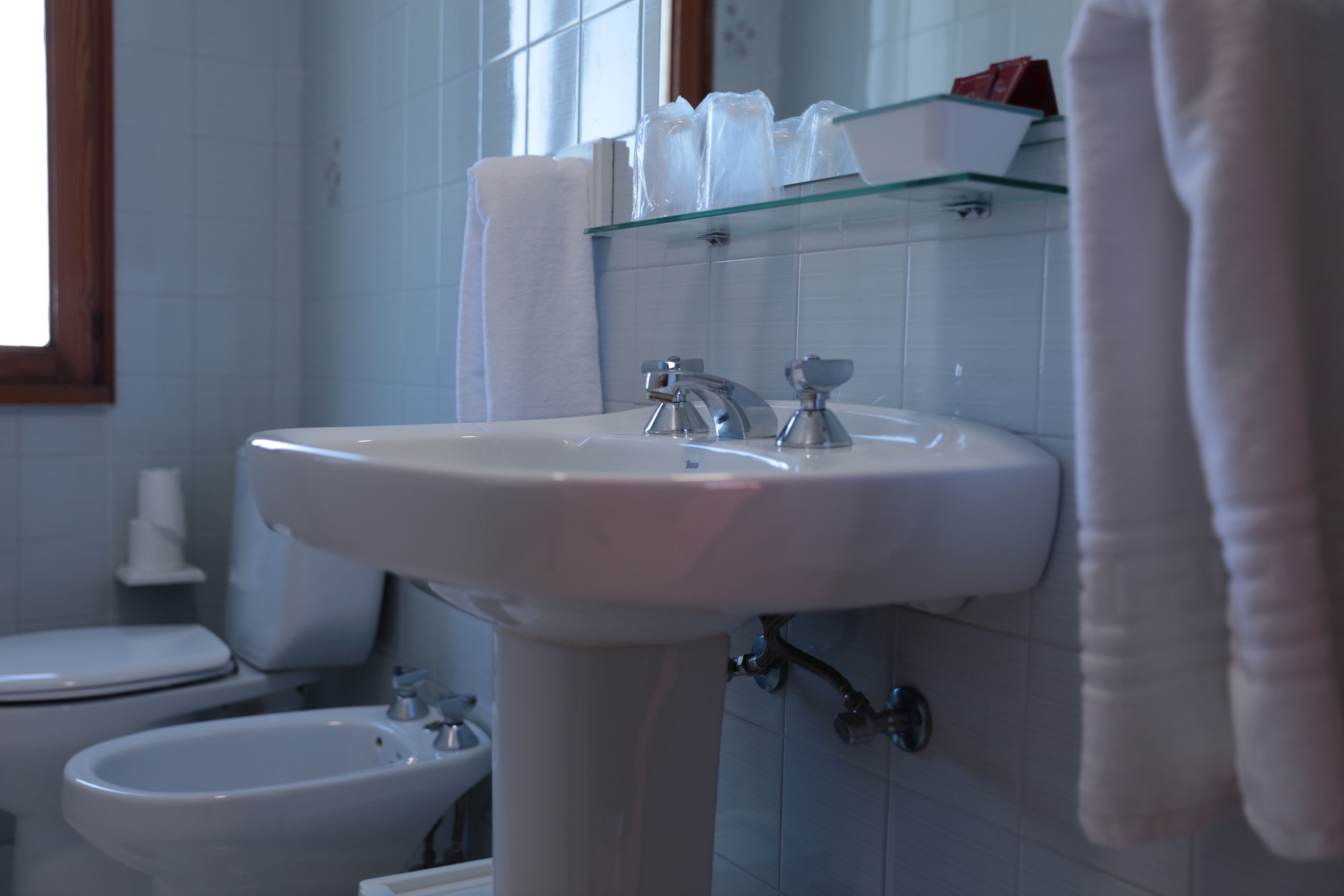 twin room, sea view | bathroom | combined shower/bathtub, free toiletries, hair dryer, towels