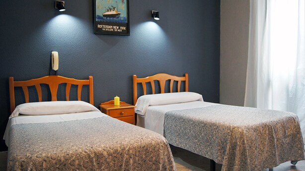 Twin Room, Private Bathroom | WiFi (free), bed sheets - Hostal Fuencarral Kryse (Madrid)