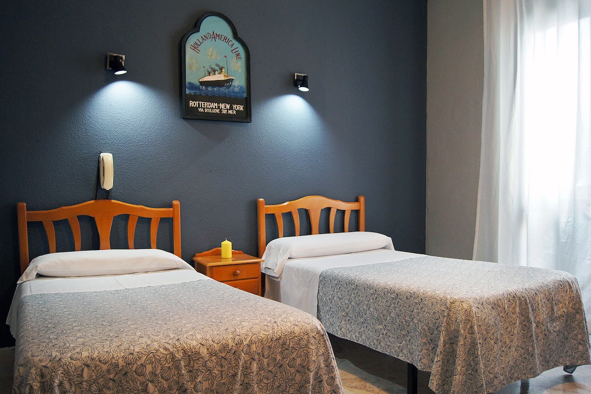 Chambre avec lits jumeaux, salle de bains privée | Wi-Fi gratuit, draps fournis